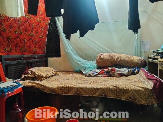 লোহার সেমিডাবল খাট